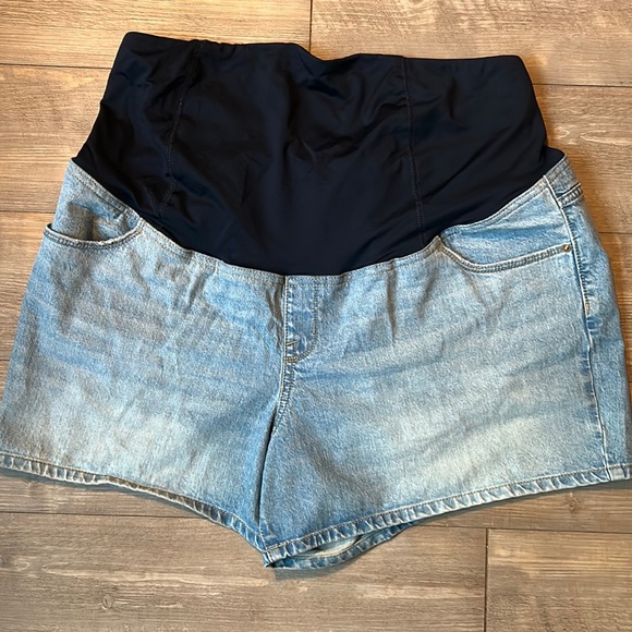 Maternity Shorts - Picture 1 of 4
